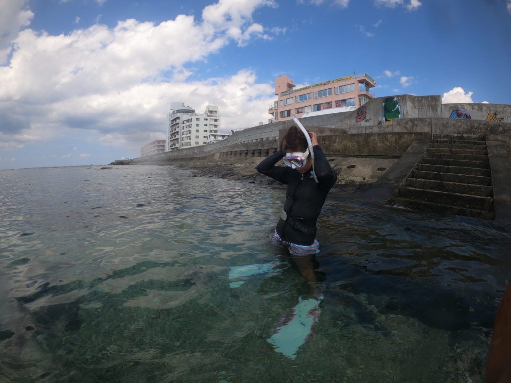 まだタッパーだけで泳げる沖縄。
他には水着で泳いでる人もいました