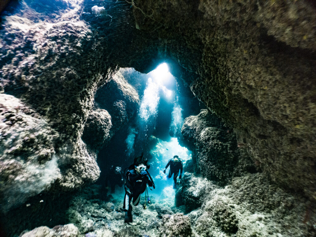 洞窟に入ったりしてきました