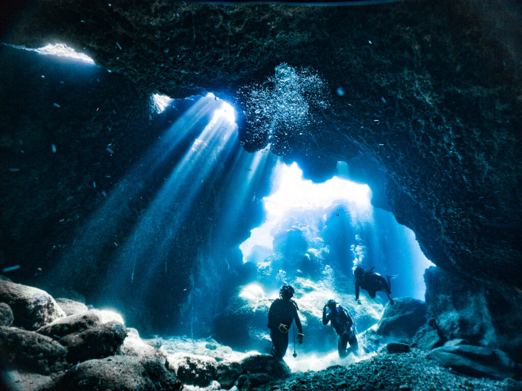 オプションのファンダイブにもご参加頂き超絶綺麗な洞窟へ