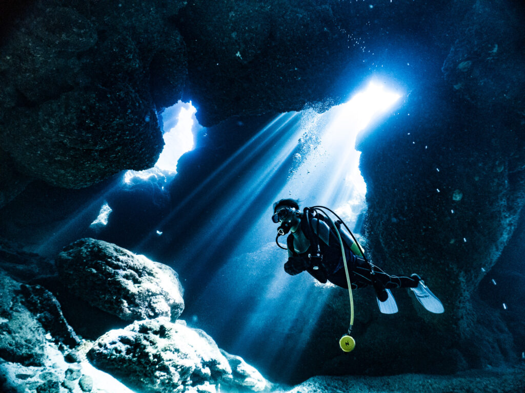 洞窟内に差し込む光もまだ完全に夏の日差し