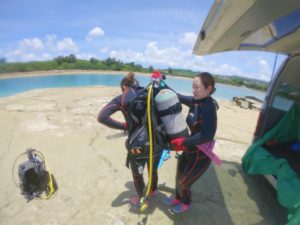 協力して器材を担ぎます