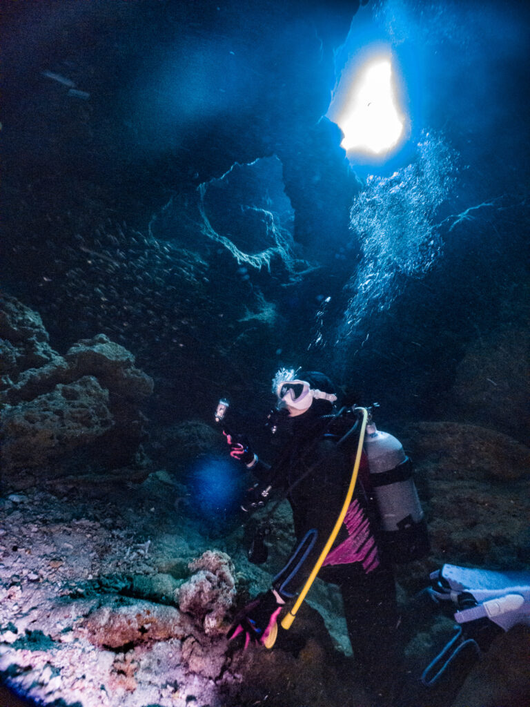 縦穴を降りたところ。L字に通り抜けれます