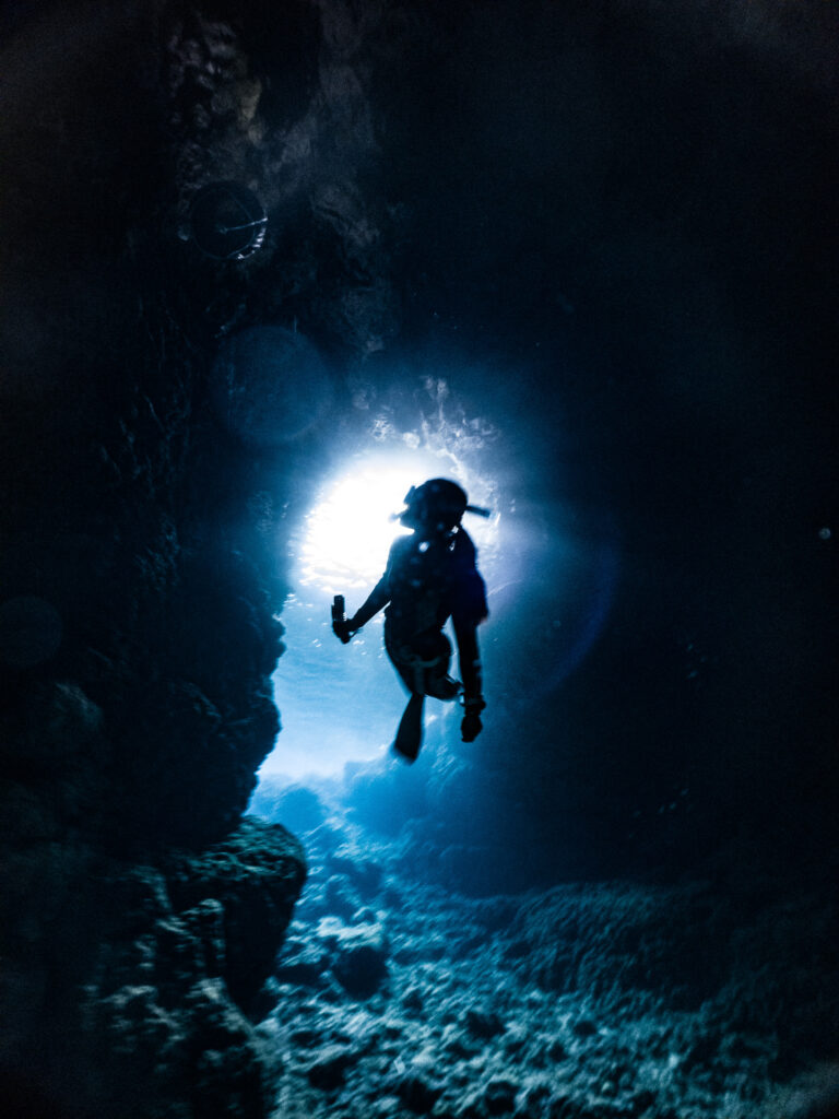 夏には人だらけの洞窟