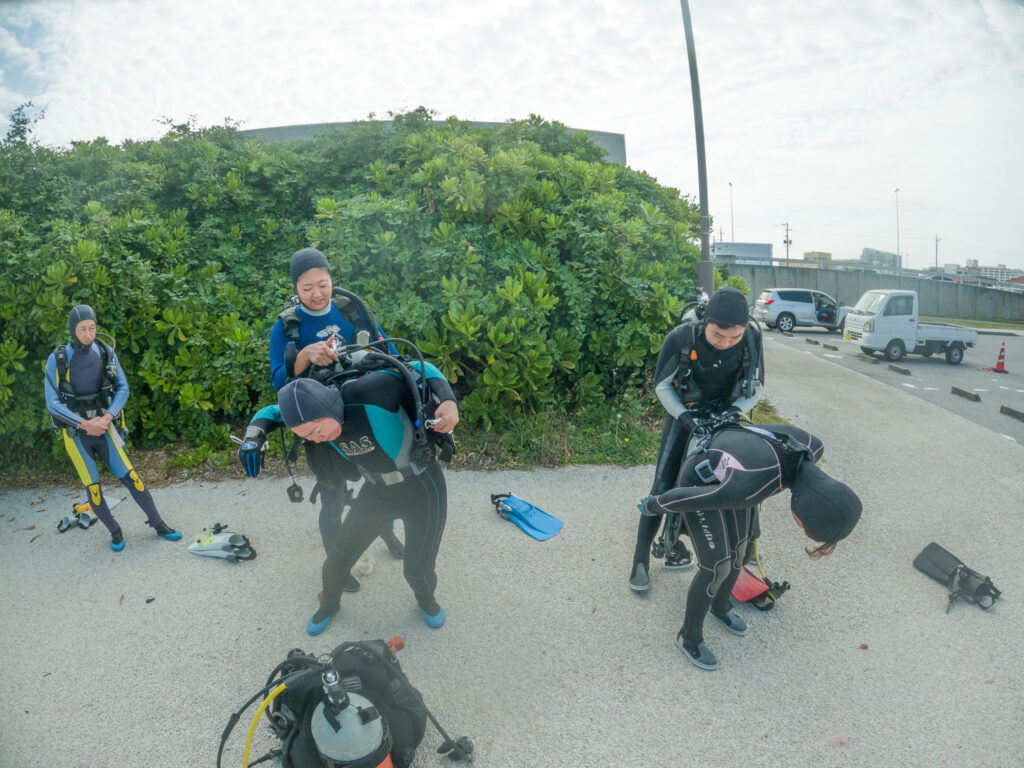 初日のビーチでの講習。
みんなで協力して器材を装備します