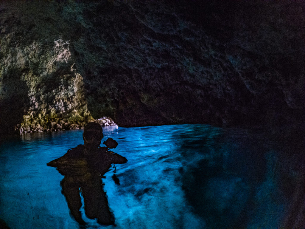 洞窟水面も青い