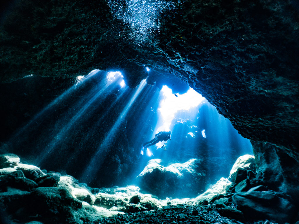 洞窟の中に差し込む光が最高