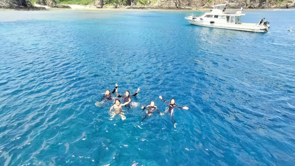 休憩中に仲良く船から飛び込んで遊んだり